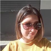 Chica ofrece clases particulares a niños con dificultades en la lectura